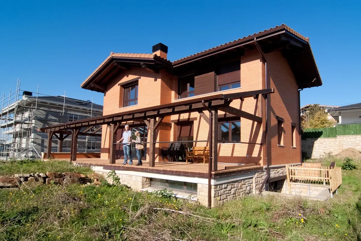 Vivienda unifamiliar con terraza y estructura de madera.