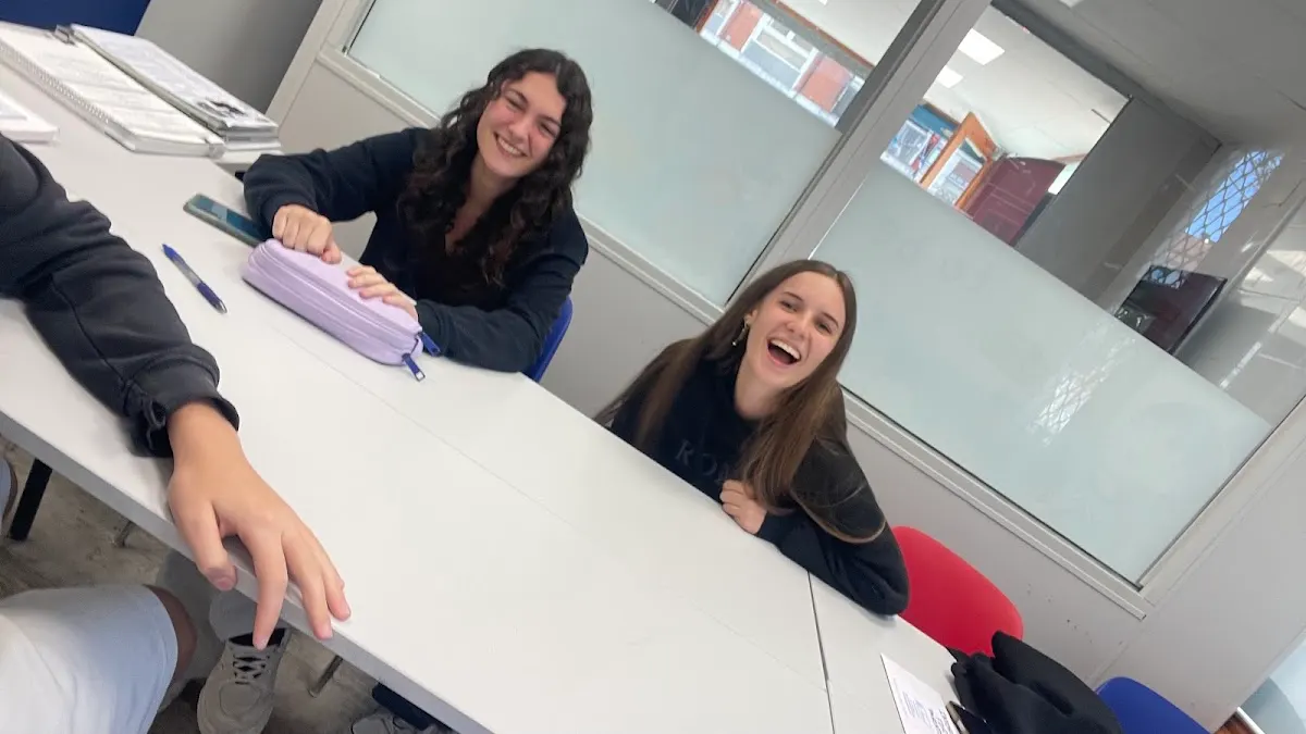 Alumnas en una clase de JK’s Academies en un aula de estudio