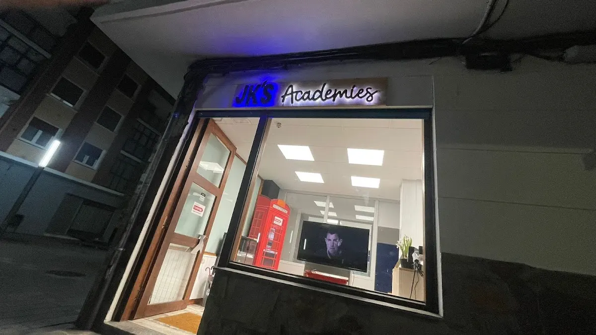 Entrada de JK’s Academies iluminada por la noche