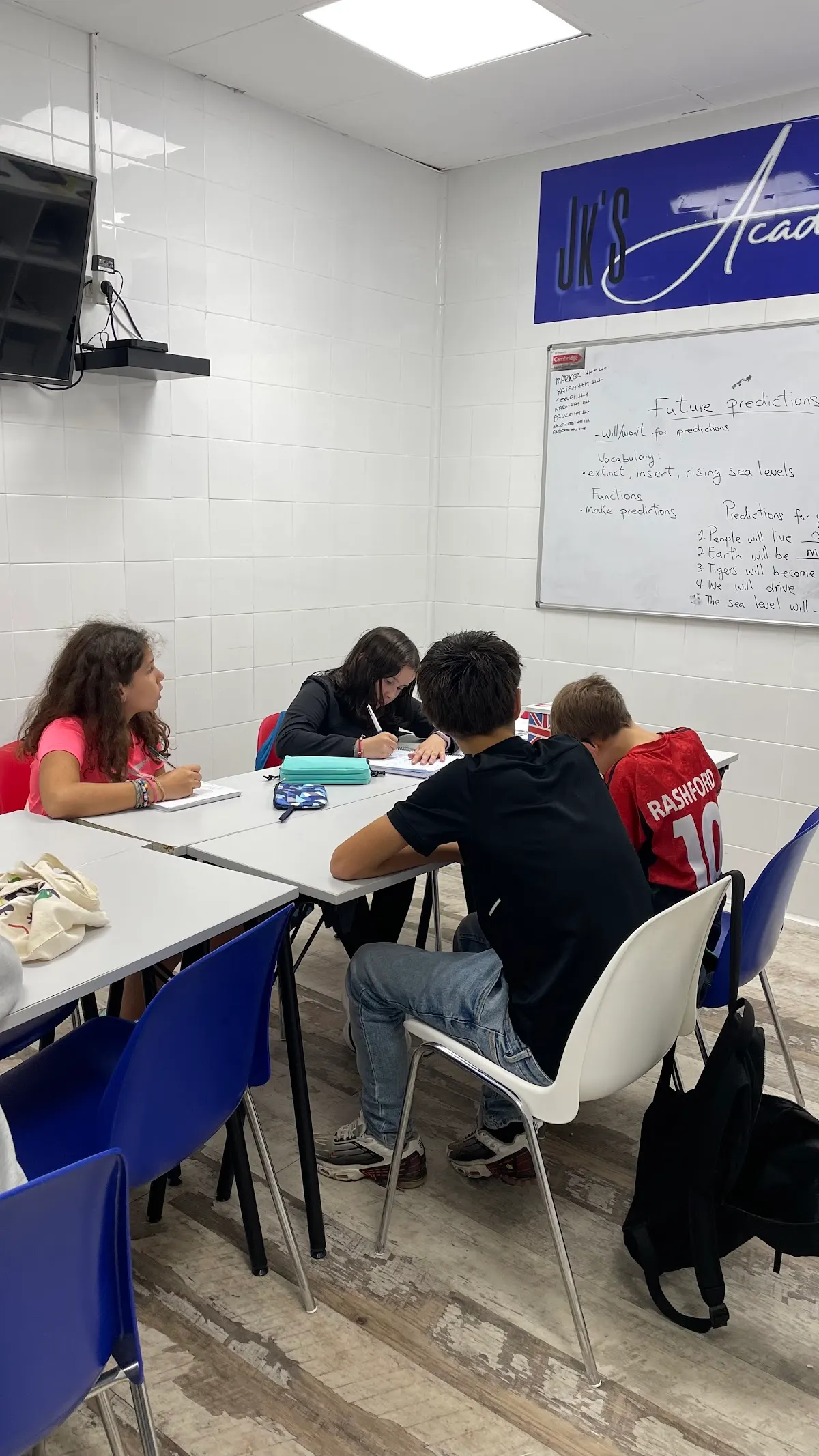 Alumnado de JK’s Academies trabajando en una clase de inglés