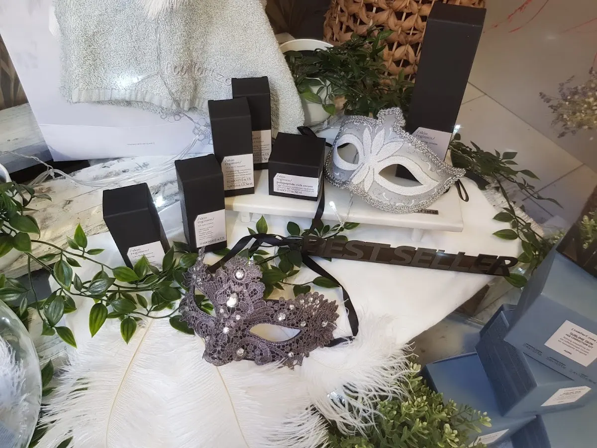 Productos y máscaras decorativas expuestos en Johana Beauty Concept.