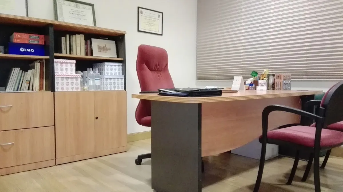 Despacho de Jon Arruabarrena, con mesa y sillas de consulta.