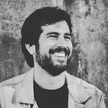 Retrato en blanco y negro de Jon Fernández, psicólogo