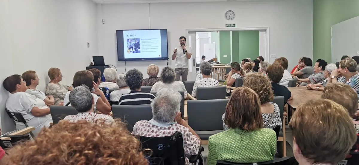 Jon Fernández da una charla ante un grupo de asistentes