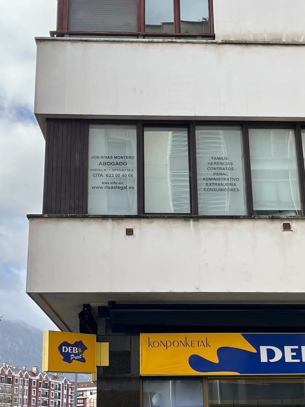 Fachada del edificio donde se encuentra el despacho de Jon Rivas Montero en Durango