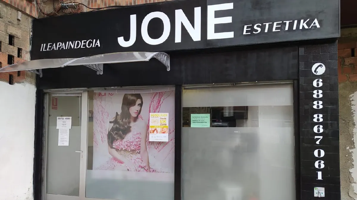 Fachada de Jone Estetika en Durango, con el rótulo sobre la entrada.