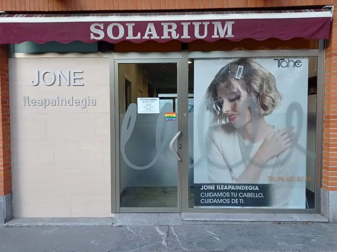 Entrada de Jone Ileapaindegia con el rótulo de solárium.