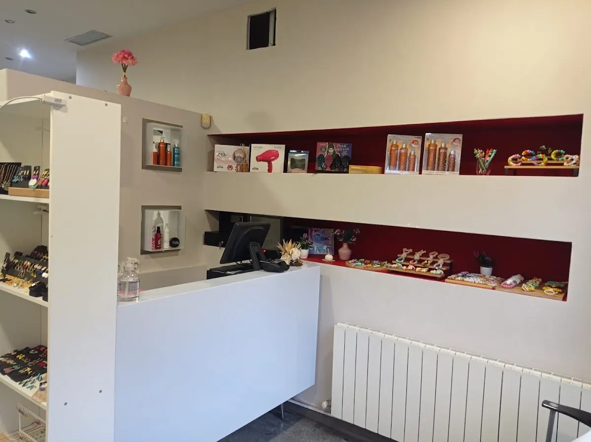Interior de Jone Ileapaindegia, con mostrador y estanterías de productos.