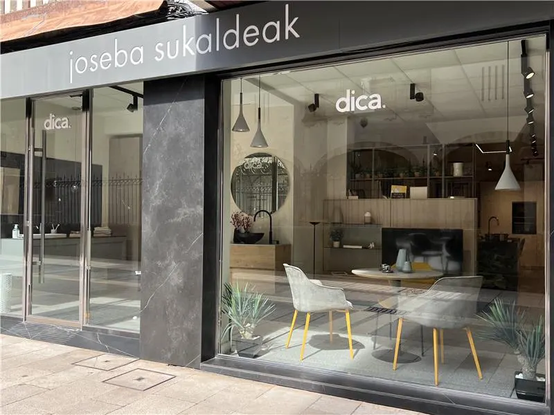 Escaparate de Joseba Sukaldeak con una cocina y una zona de comedor expuestas.