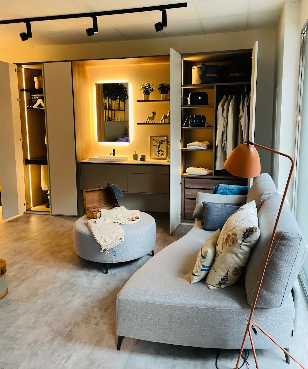 Sala de estar con armarios, sofá y mobiliario de hogar.