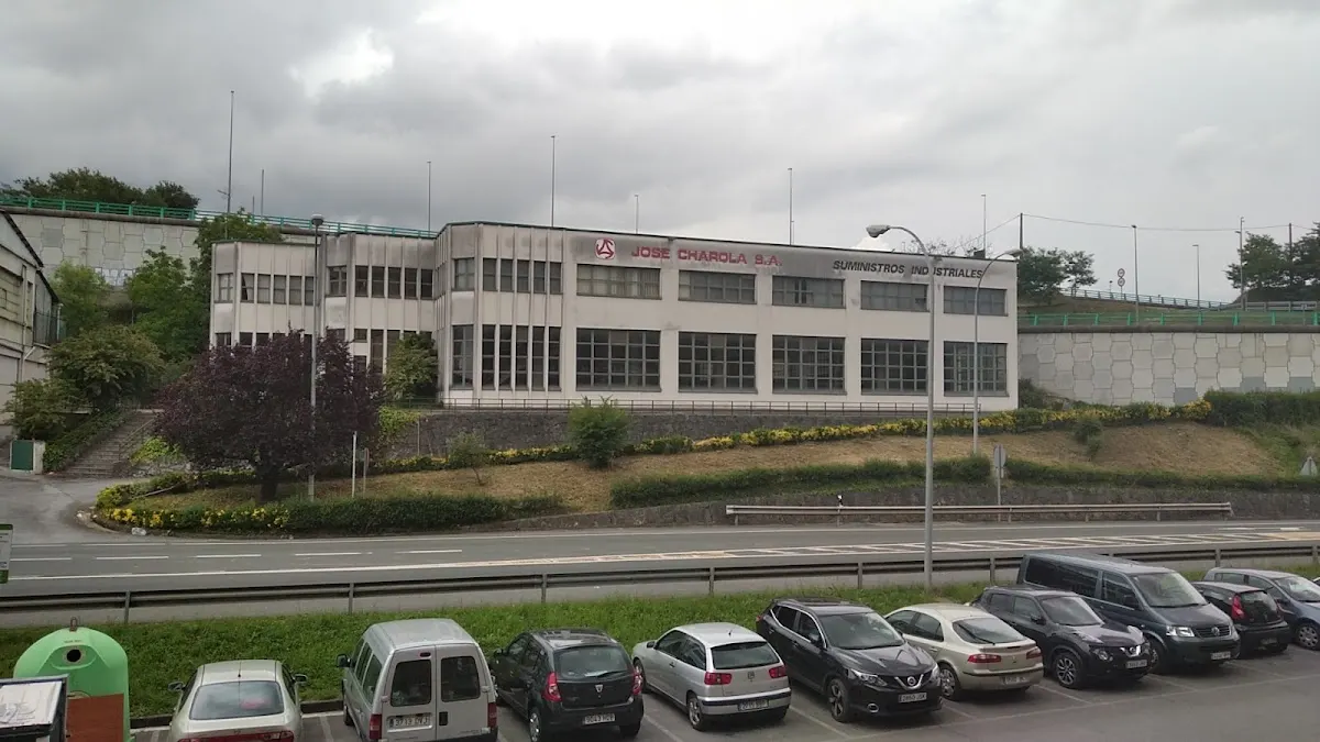 Edificio de Josr Charola SL visto desde el aparcamiento y la carretera.