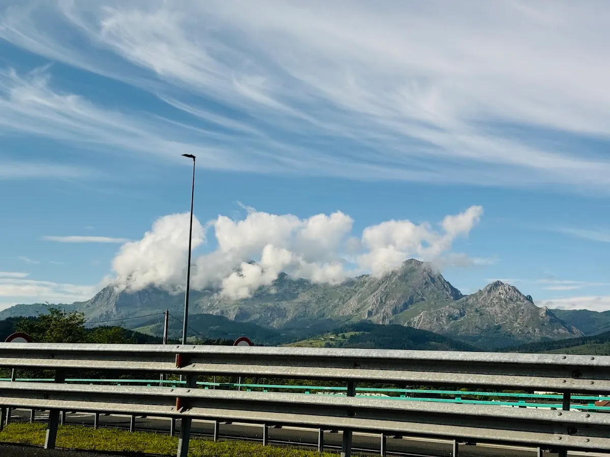 Paisaje montañoso visto desde una carretera.