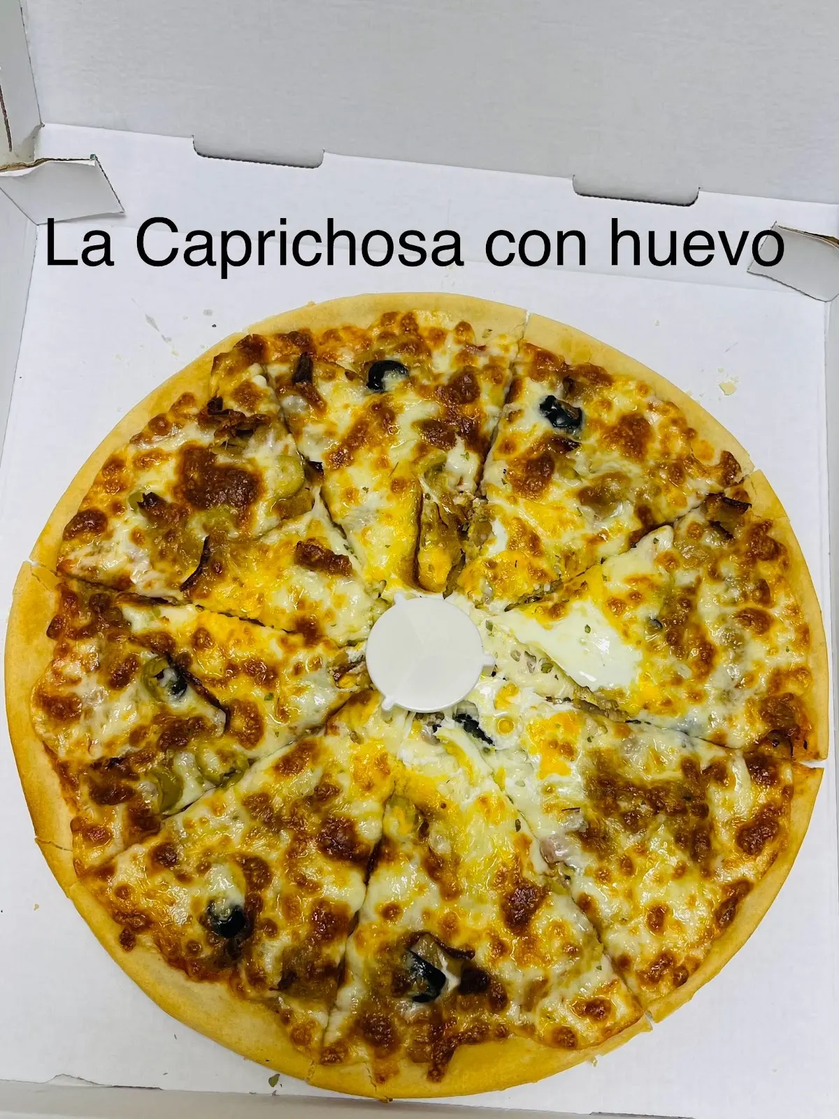 Pizza Caprichosa con huevo de K2 Kebab Pizzería, presentada en su caja.