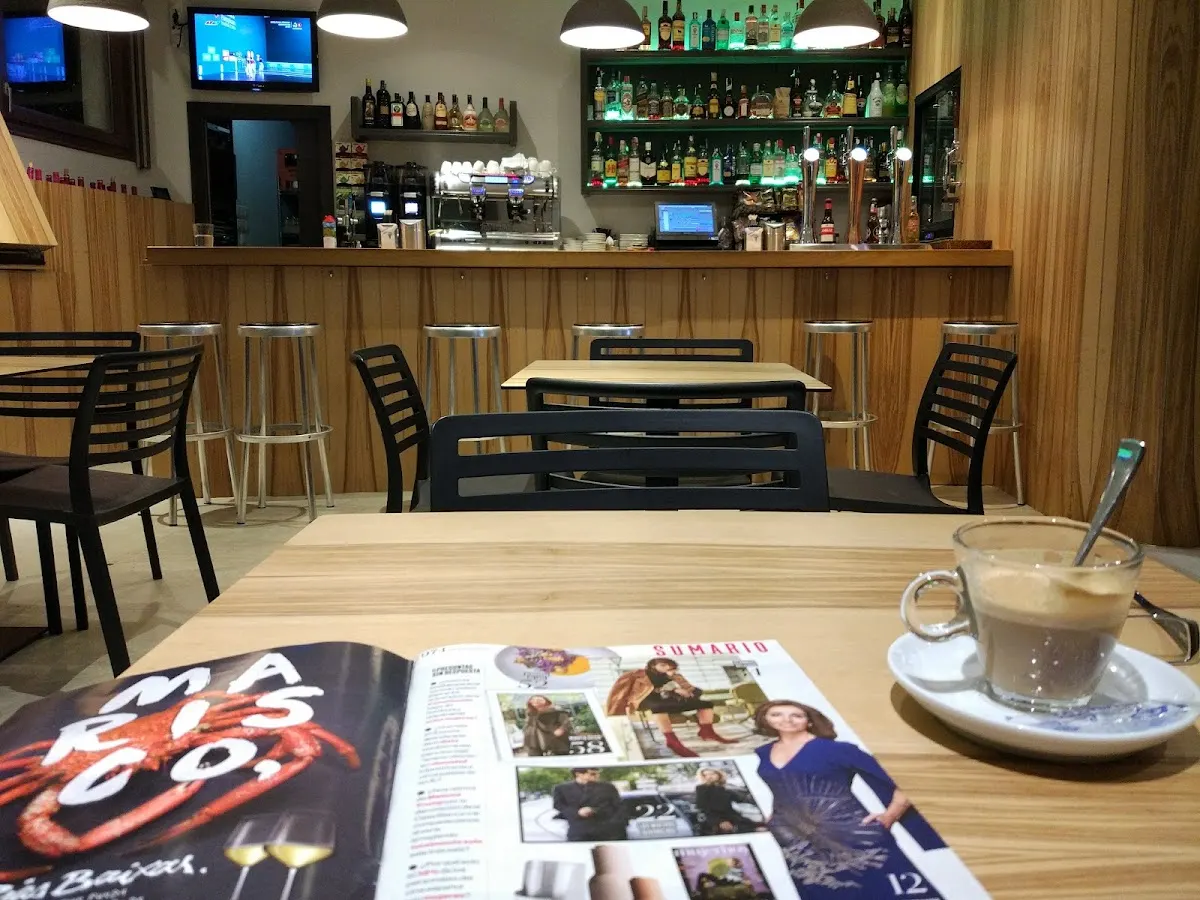 Interior de Kafe Kantoi con barra, mesas y bebidas