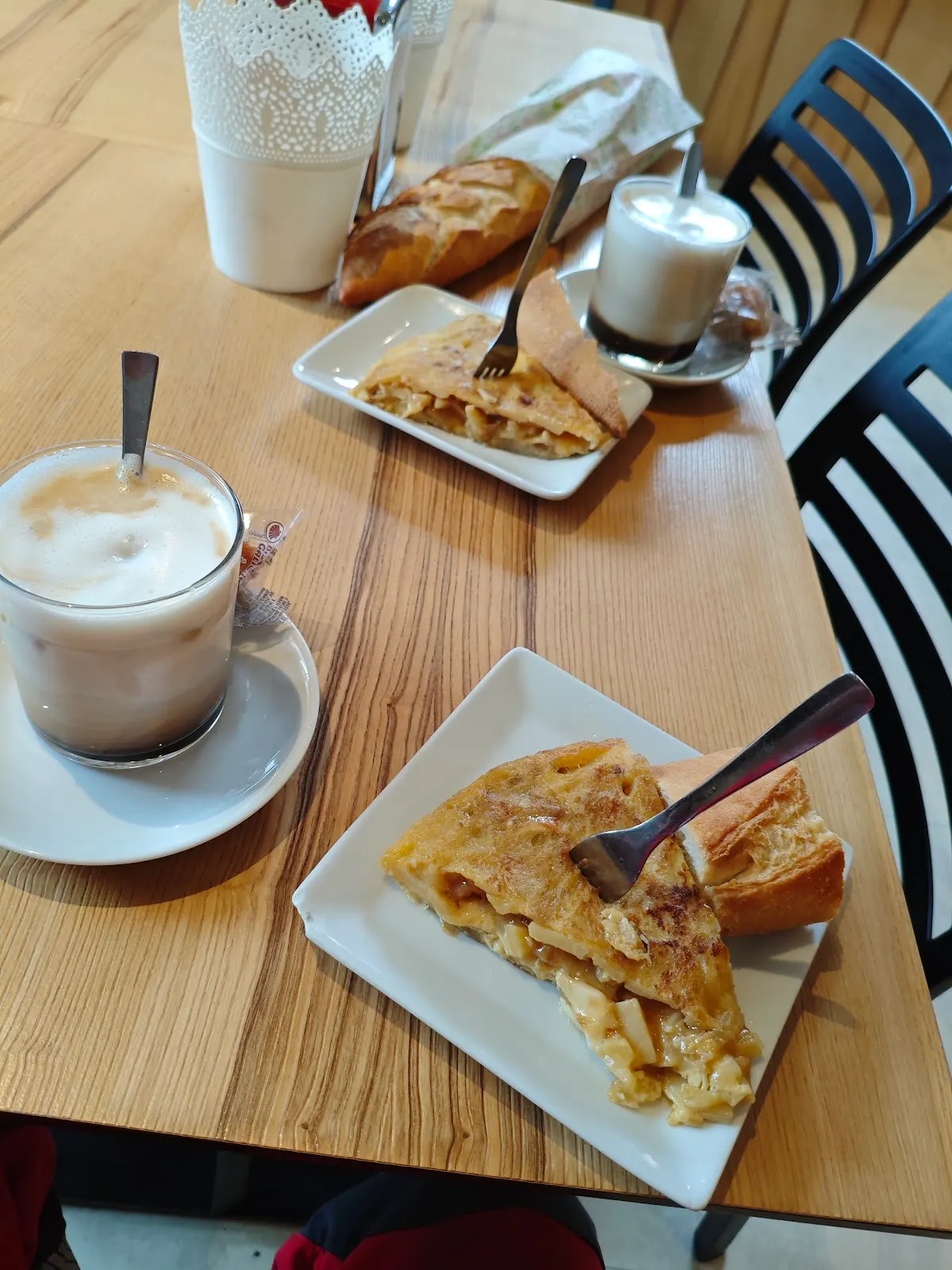 Café y porciones de tortilla servidos en una mesa de Kafe Kantoi