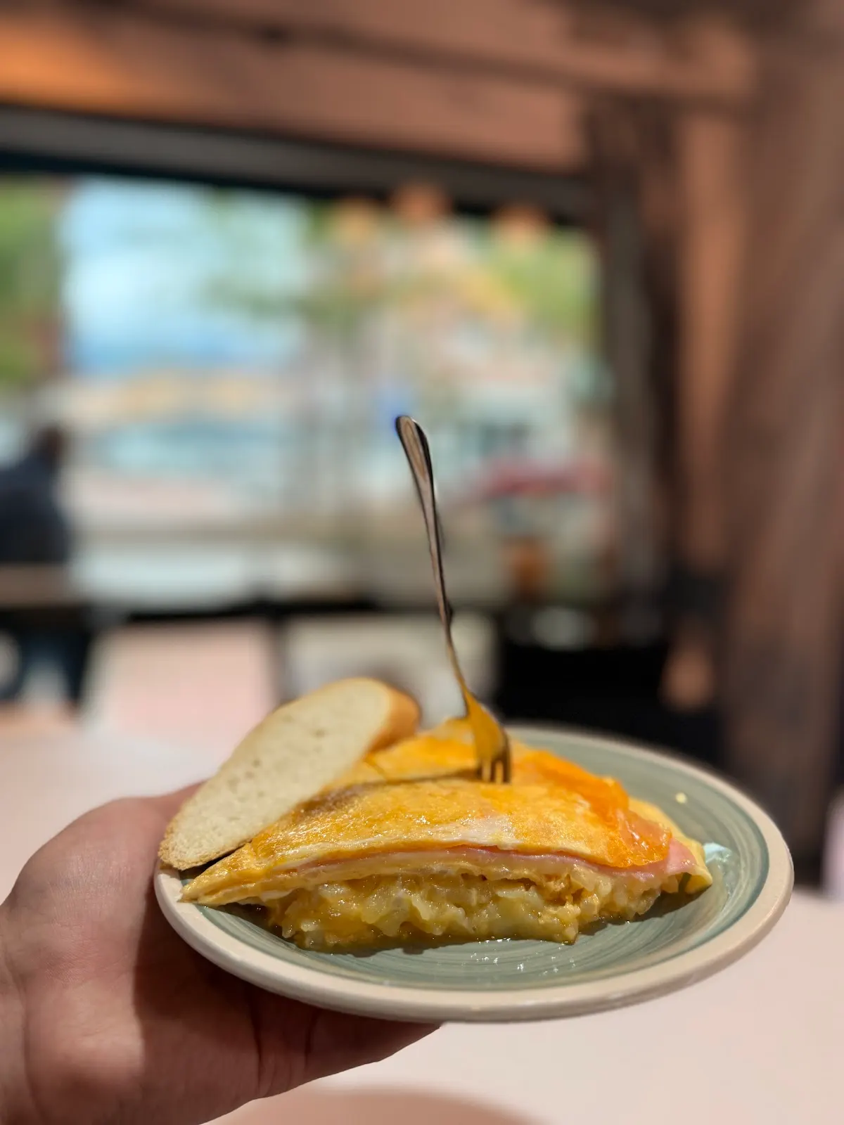 Porción de tortilla servida en un plato en Kafetegia Ainhoa Berria.