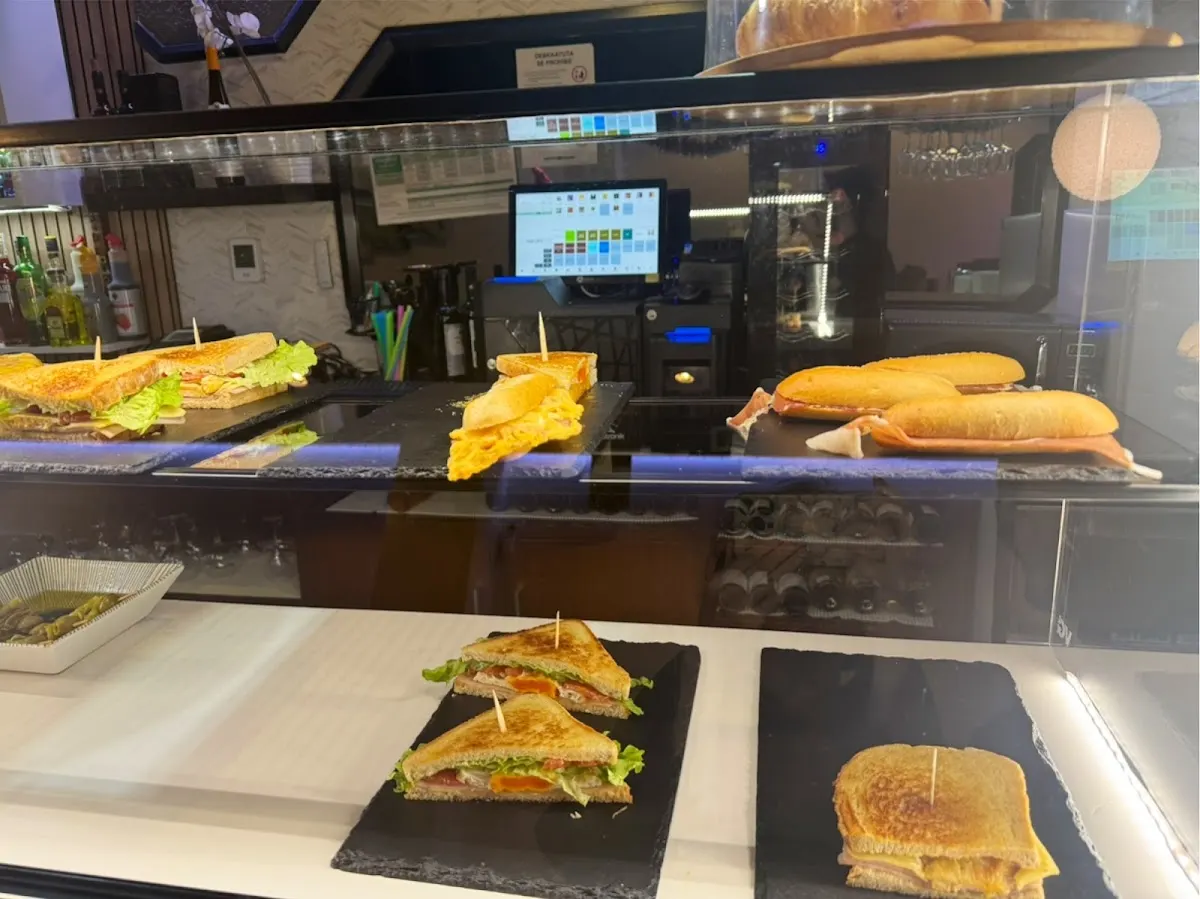 Bocadillos y sándwiches expuestos en la vitrina de Kafetegia Ainhoa Berria.