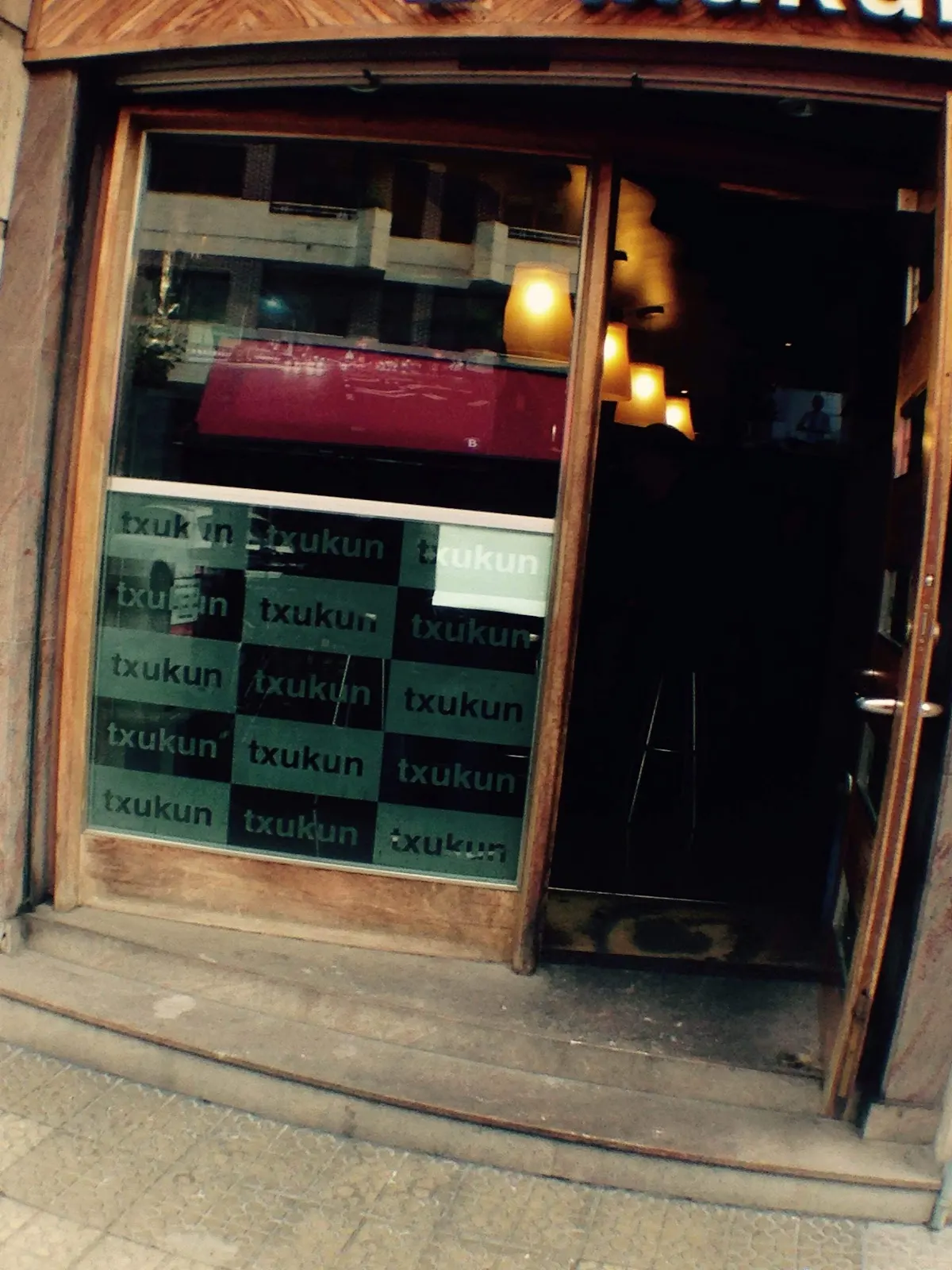 Entrada de Kafeteria Txukun, con el nombre del local en los cristales.