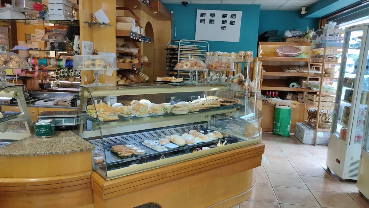 Interior de Kaitana Anboto Pastelería y Panadería, con mostradores de pan y bollería.