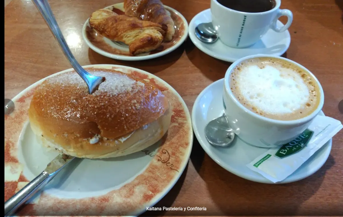 Café y productos de pastelería servidos en Kaitana Anboto.