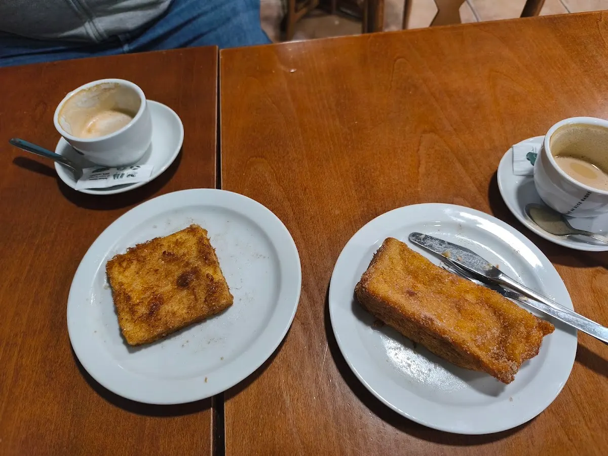 Cafés y porciones de repostería sobre una mesa en Kaitana Anboto.
