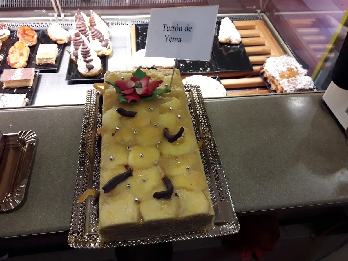 Turrón de yema y otros dulces en el mostrador de Kaitana San Miguel.
