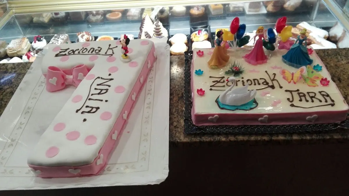 Tartas decoradas con nombres y figuras en el mostrador de Kaitana San Miguel.