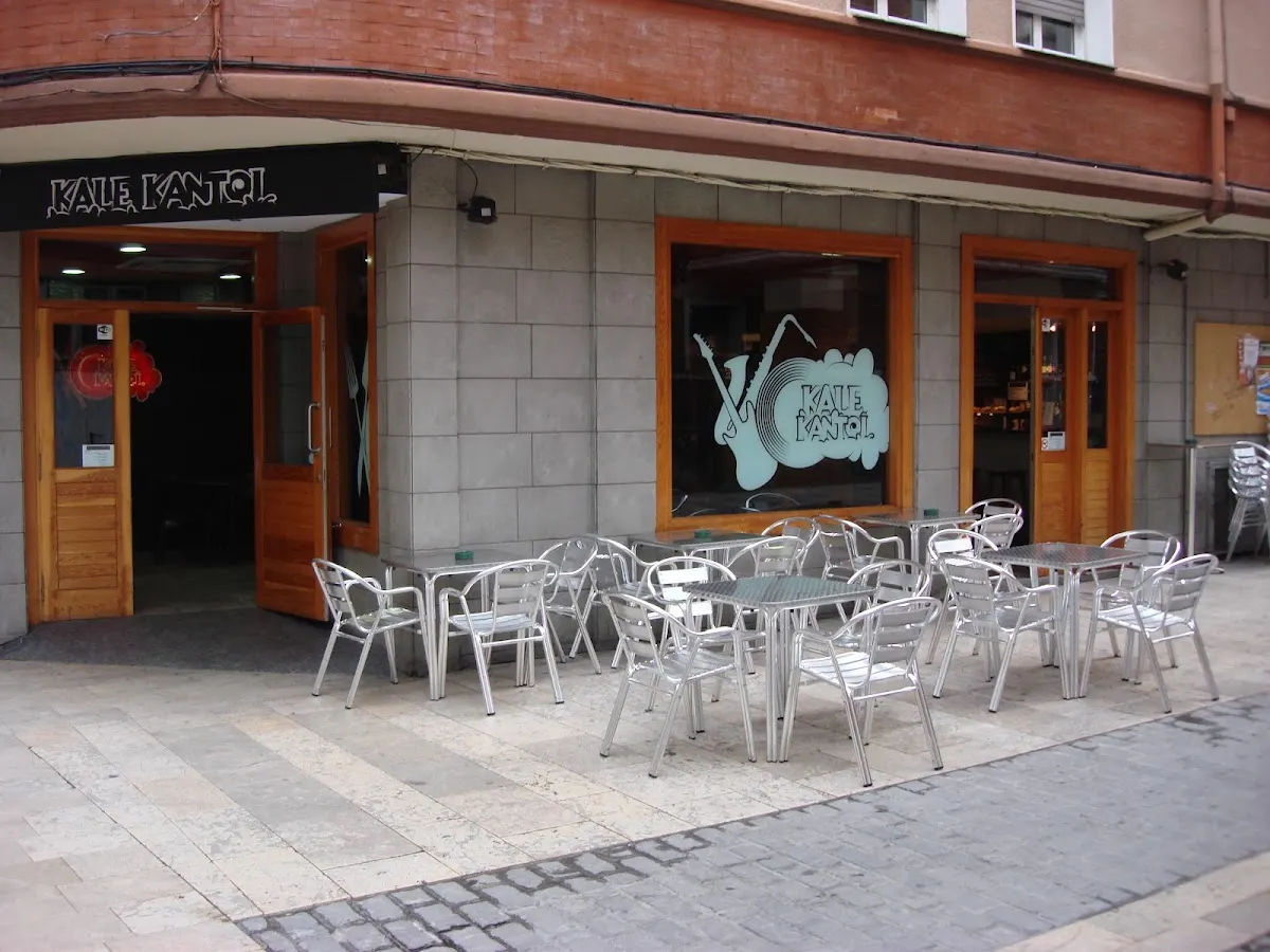 Fachada y terraza de Kale Kantoi Taberna en Durango