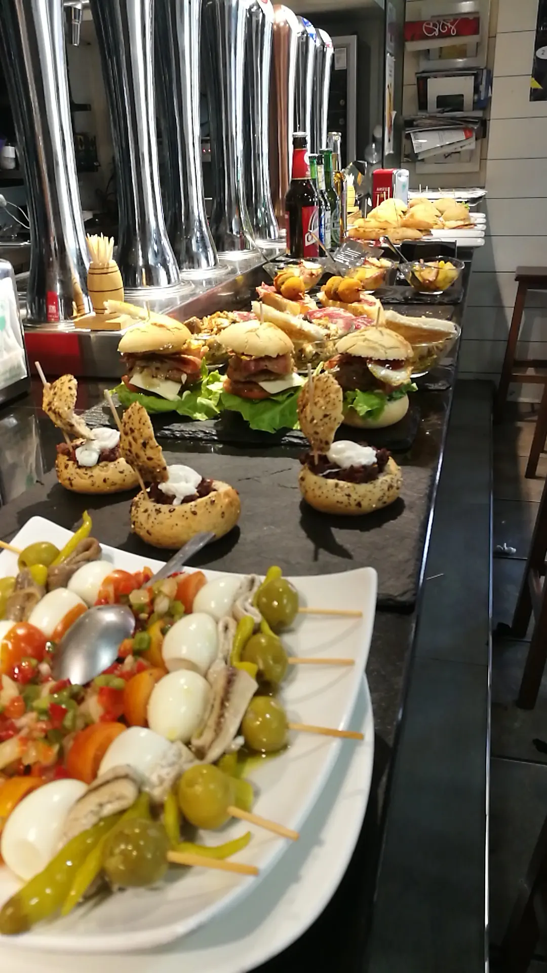 Pintxos y raciones servidos en Kale Kantoi Taberna