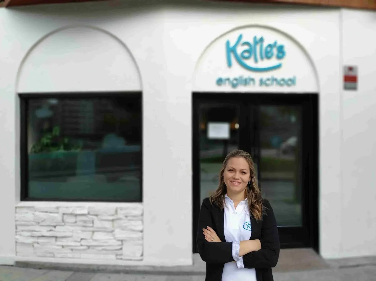 Fachada de Katie's English School en Durango, con una docente en la entrada.
