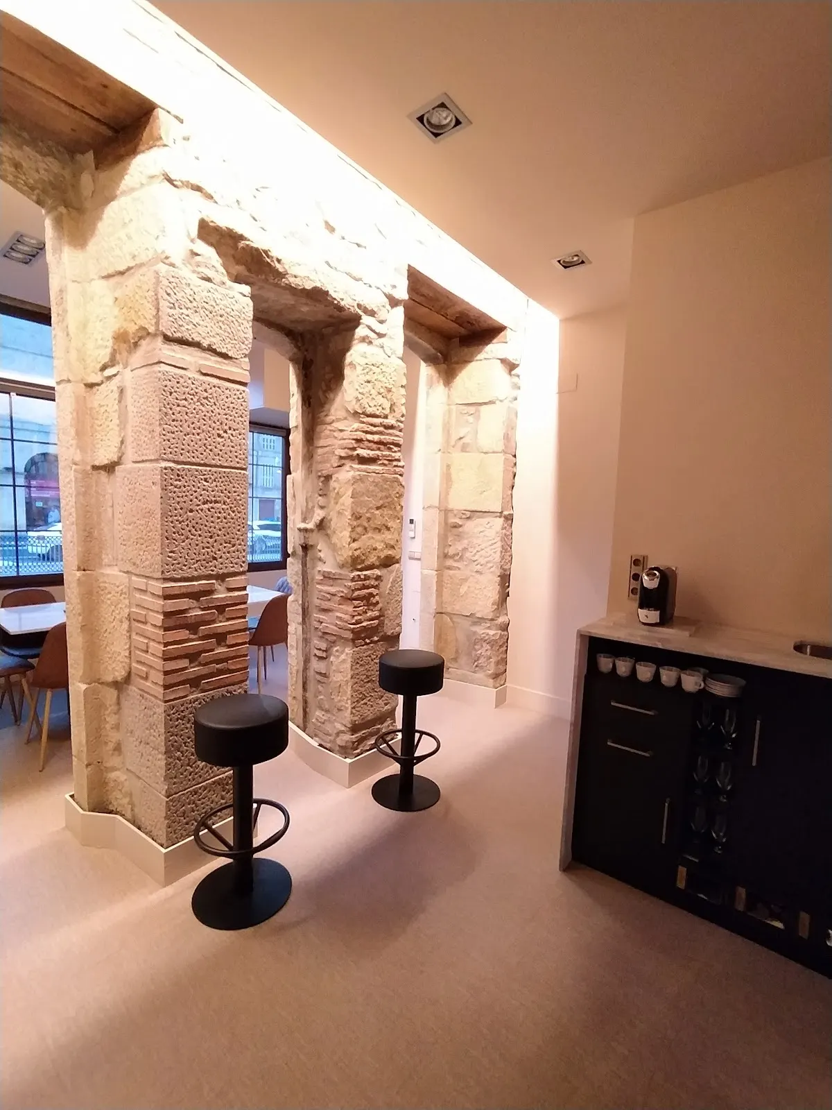 Interior de KBIA Inmobiliaria con elementos de piedra y zona de atención
