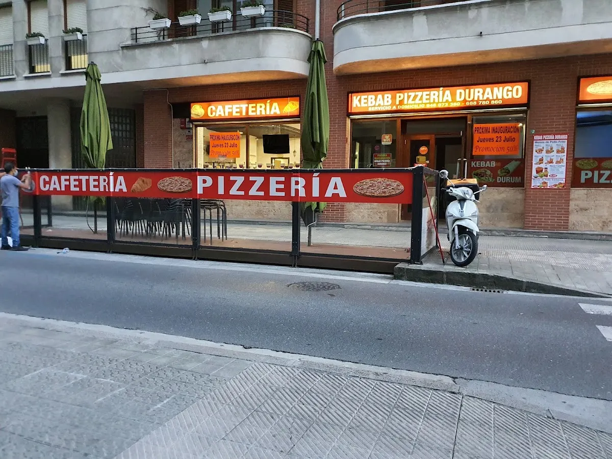 Exterior de Kebab Pizzería Durango, con la terraza junto a la calle.