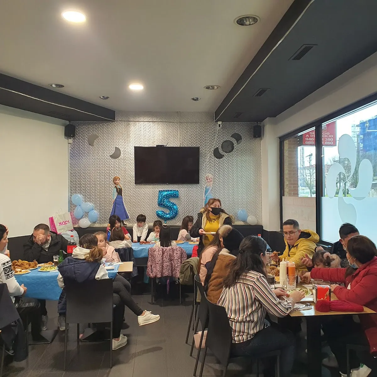Comensales reunidos en el interior de Kebab Pizzería Durango.