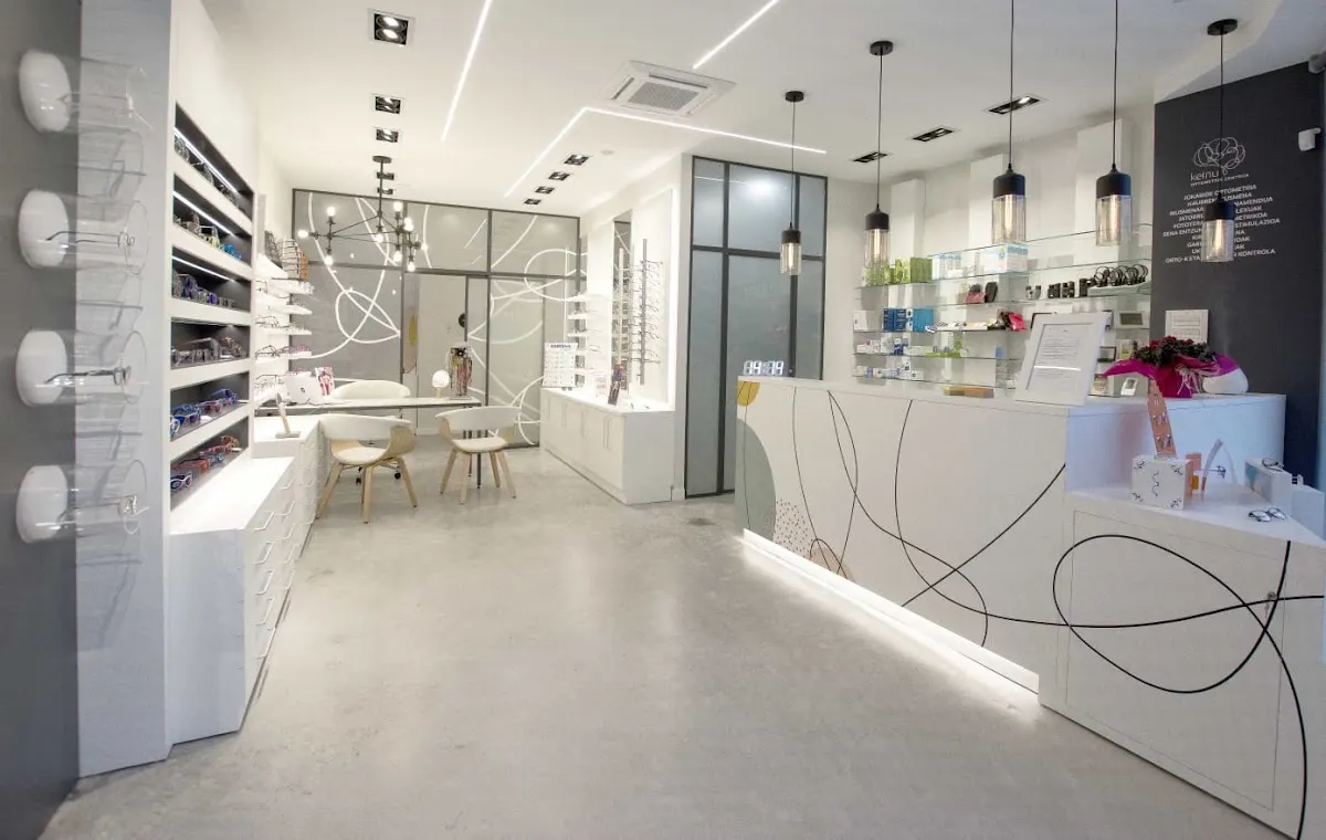 Interior de la óptica Keinu, con mostrador y expositores de gafas