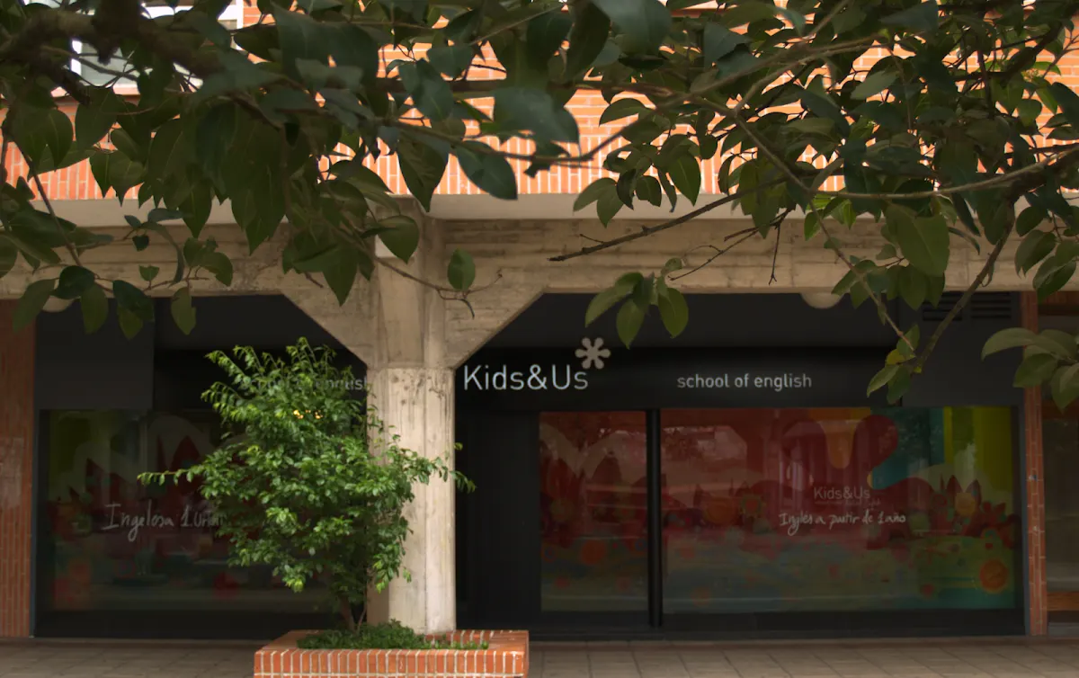 Entrada de Kids&Us, academia de inglés para niños en Durango
