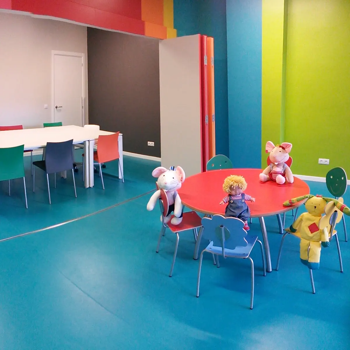 Aula de Kids&Us con mesas y juguetes para las clases de inglés