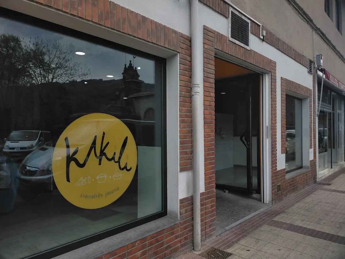 Fachada de Kikili en Zaldibar, con el escaparate y el acceso al local.