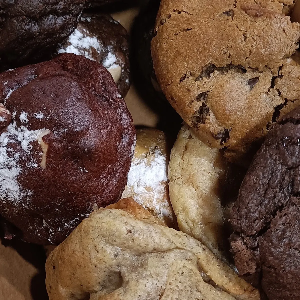 Galletas y otros dulces de Kikili en primer plano.