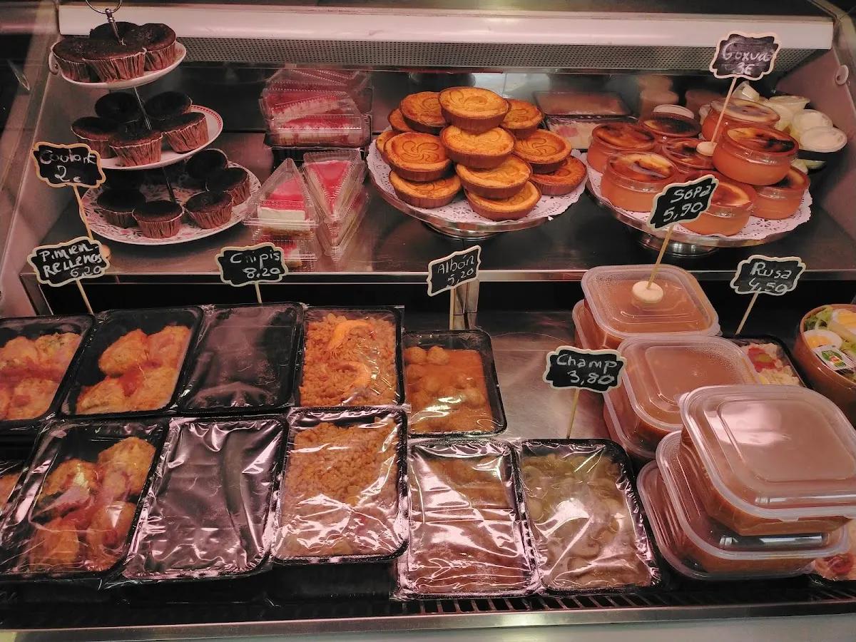 Escaparate de Kikili con platos preparados y repostería.