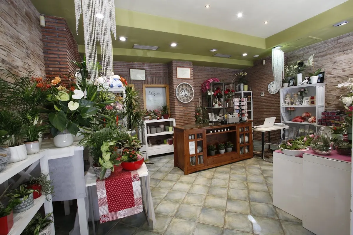 Interior de la floristería Kimu Loradenda, con plantas, flores y mostradores.
