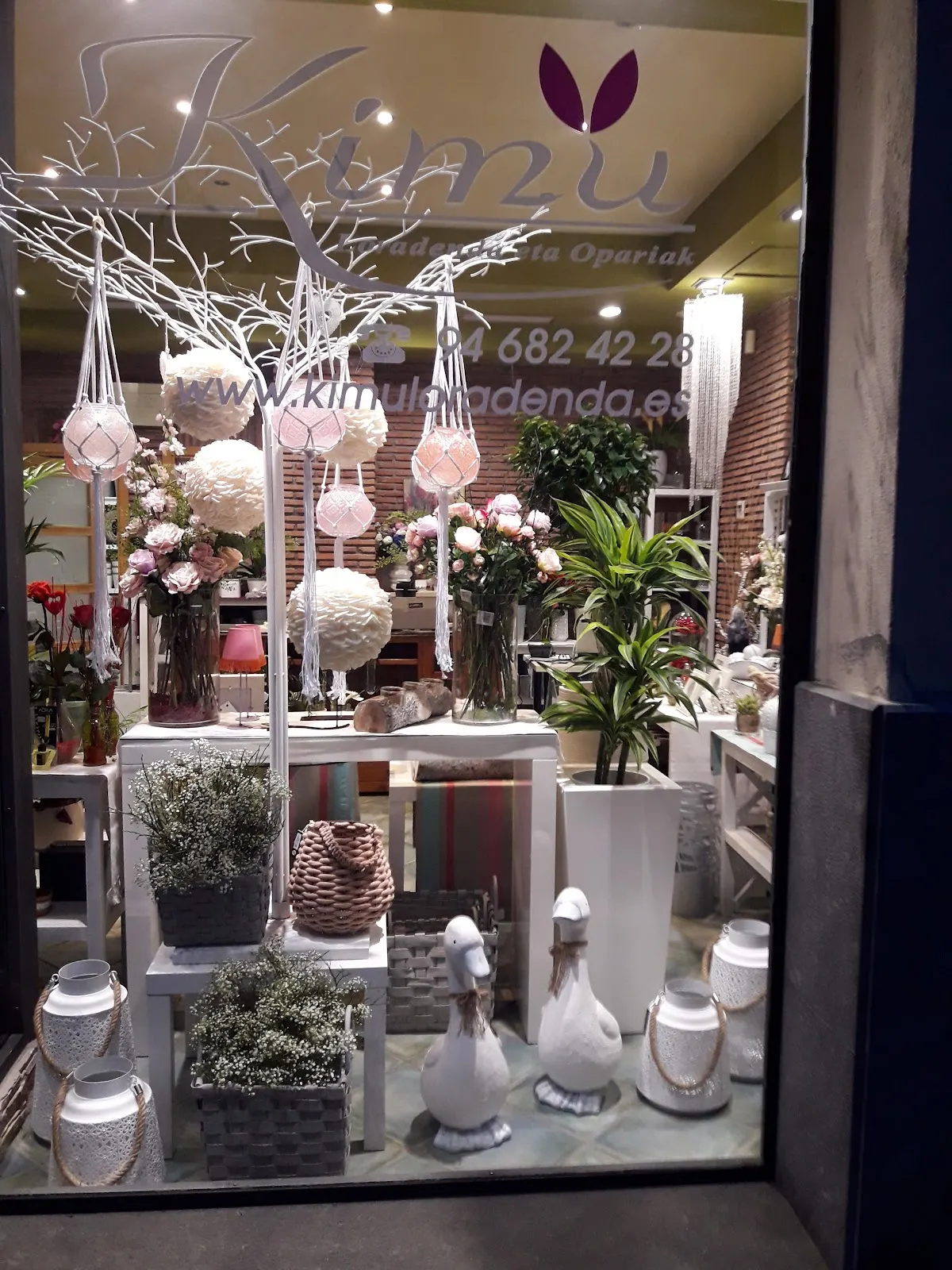 Escaparate de Kimu Loradenda con flores, plantas y elementos decorativos.