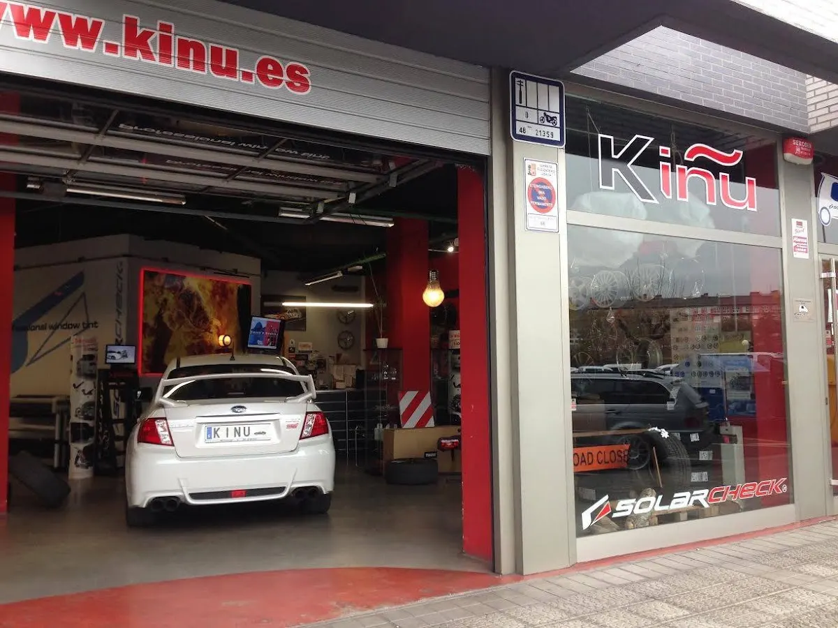 Entrada del establecimiento Kiñu Auto en Iurreta