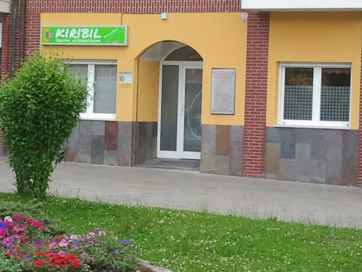 Fachada de Kiribil Coaching en Abadiño, con el rótulo sobre la entrada