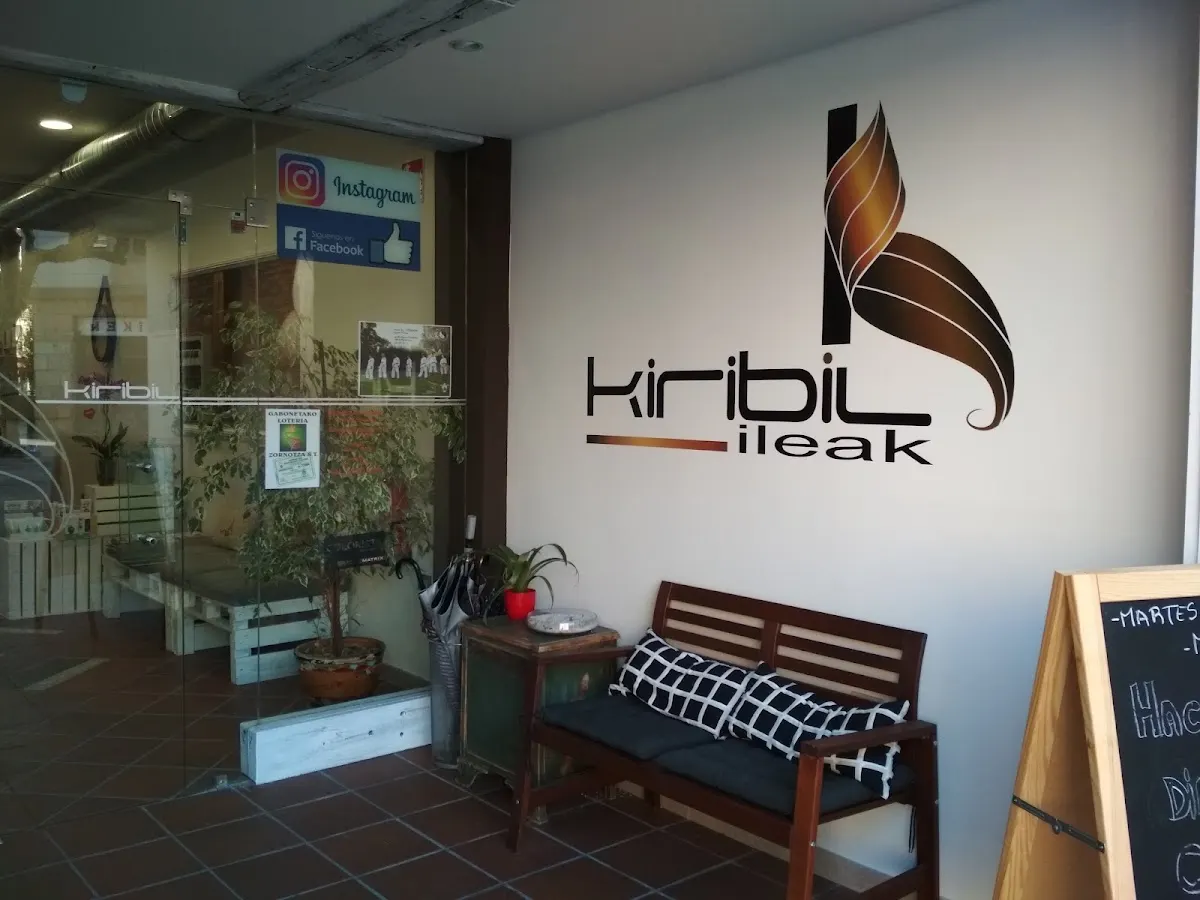 Entrada de KIRIBIL ILEAK con el logotipo y una zona de espera.