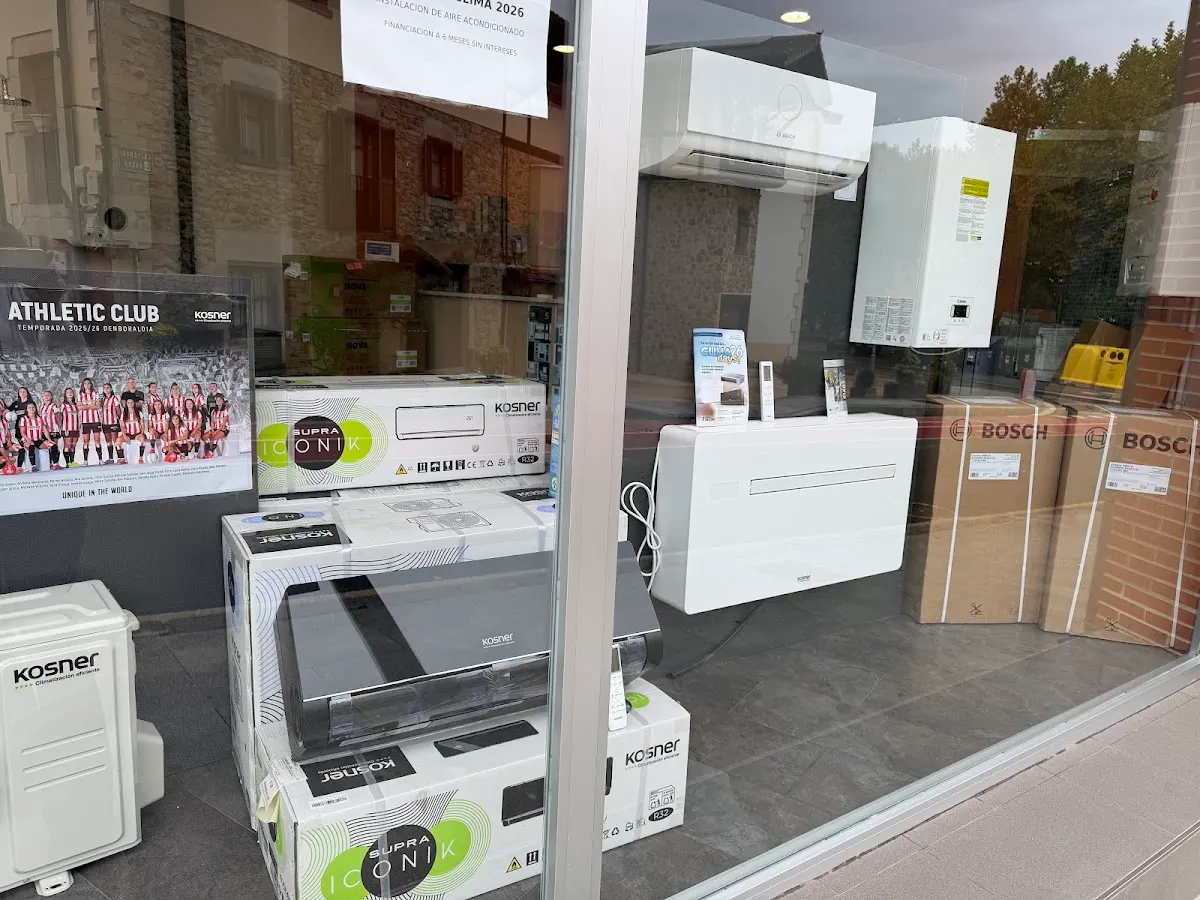 Equipos de climatización expuestos en el escaparate de Klima Berri