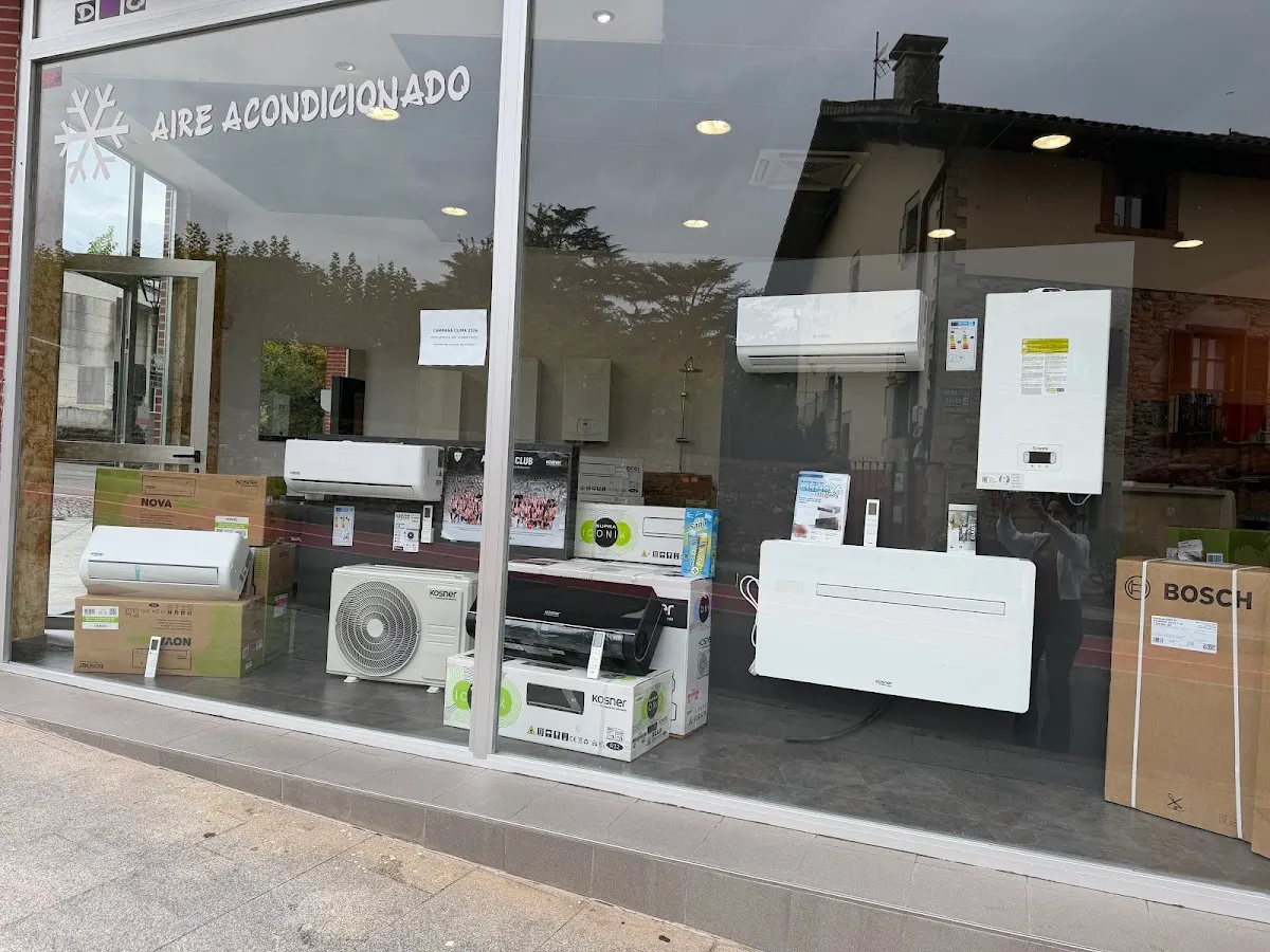 Vista exterior de la tienda Klima Berri, con aparatos de aire acondicionado expuestos