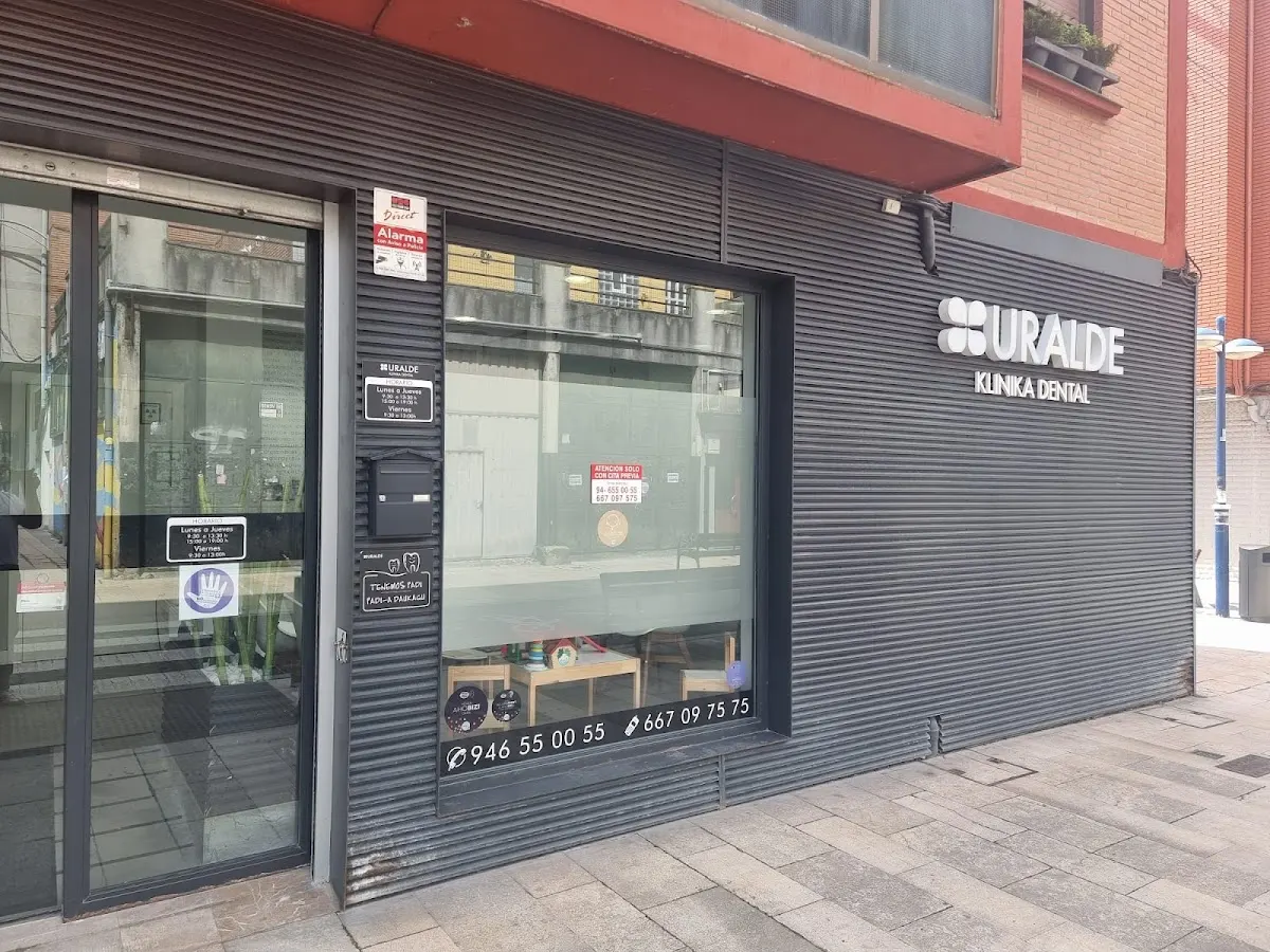 Fachada de Klinika Uralde, clínica dental en Iurreta