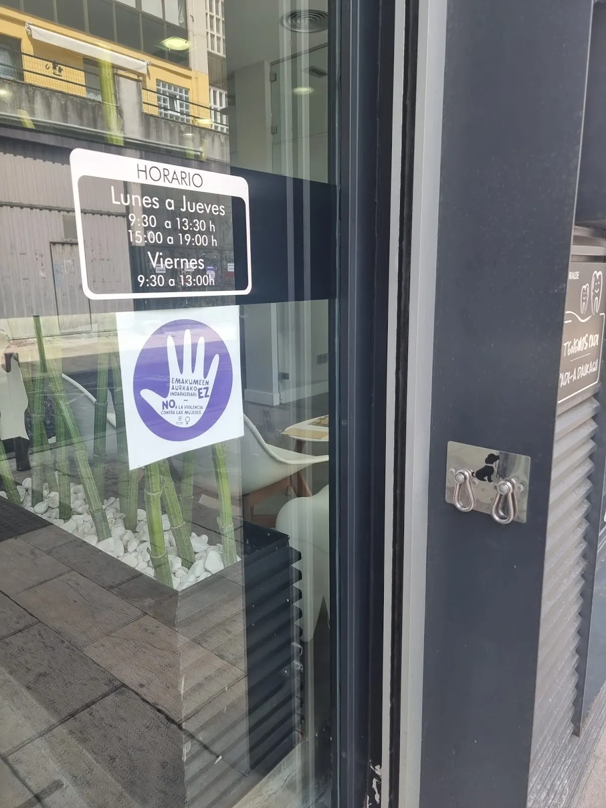 Horario de atención de Klinika Uralde en la puerta de la clínica
