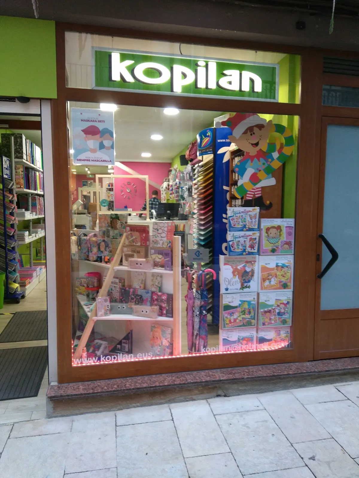 Fachada y escaparate de la papelería Kopilan en Durango
