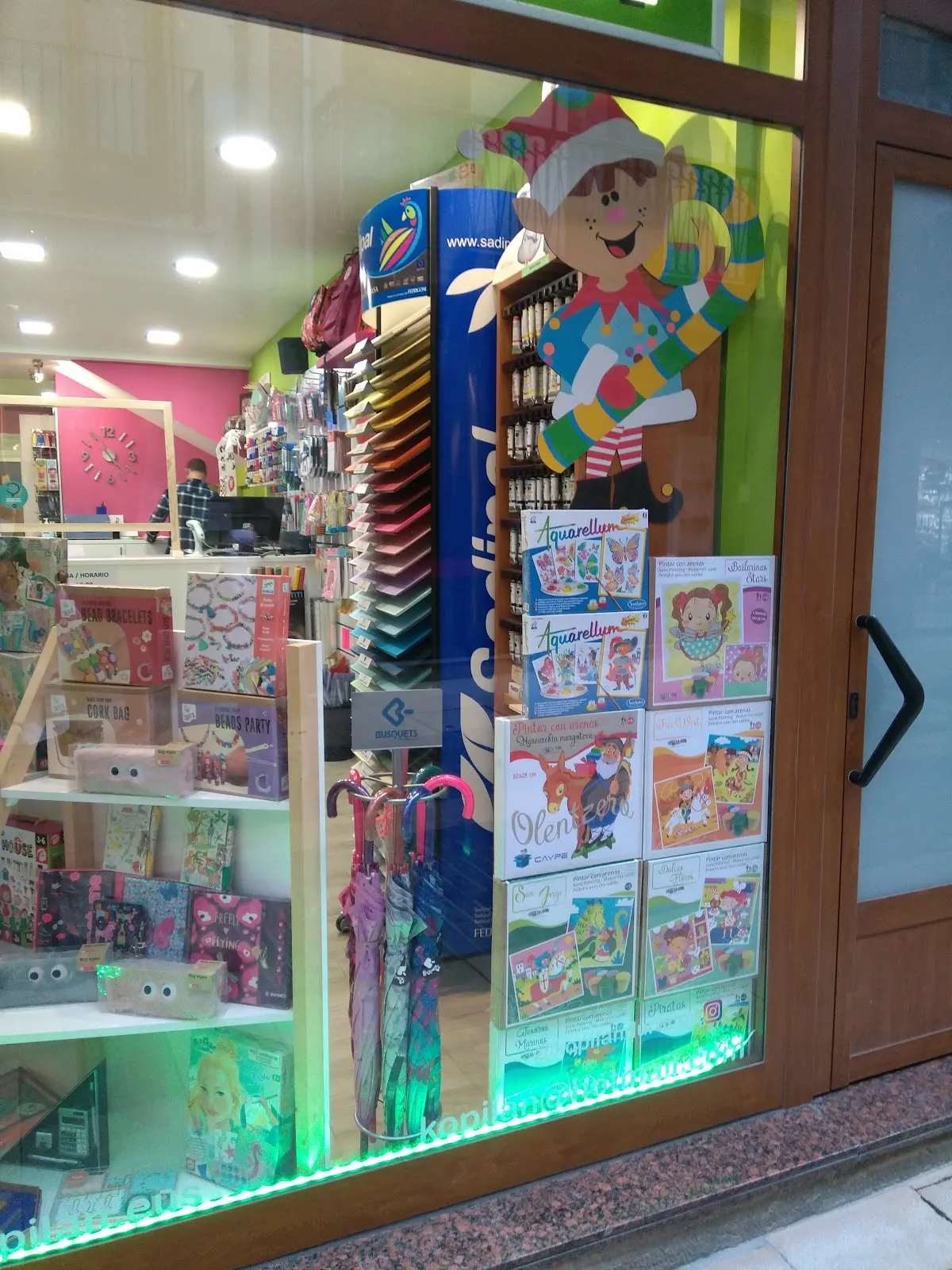 Productos de papelería y material escolar en el escaparate de Kopilan